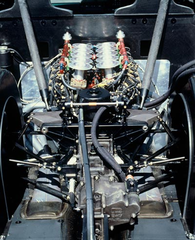 Blick von hinten auf die Motor-Getriebeeinheit mit Querlenkeranbindungen.