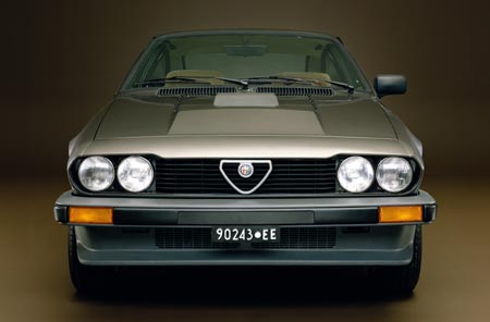 Alfa GTV 6 - Motohaube mit "Buckel"